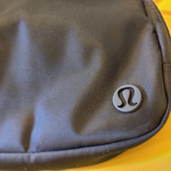 NWT Lululemon Everywhere Belt Bag BLACK Rare Original OG Version Classic EBB 1L - Picture 4 of 12